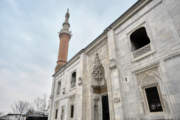 Obraz premium Bursa Turkey. Green mosque (yesil cami) in center of old capital city of ottoman bursa during overcast sky and rainy day. Mosque made of marble stones and magnificent gravures on its wall.