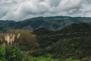 Montañas con luces y sombras 
