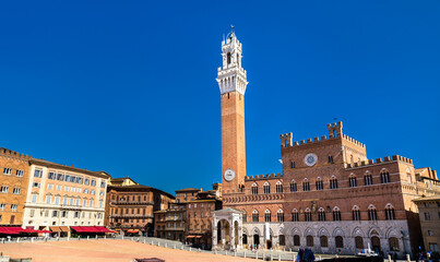 Fototapeta na wymiar Palazzo Pubblico and Torre del Mangia in Siena, Italy