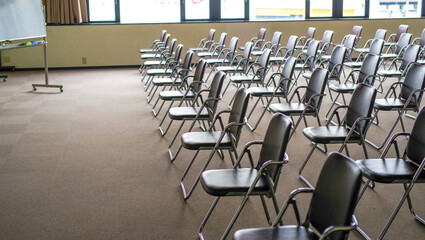 セミナールームのパイプ椅子