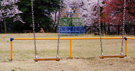 Fototapeta premium 春の公園のブランコ