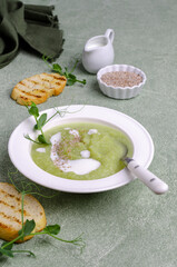 Thick cream soup of green vegetables