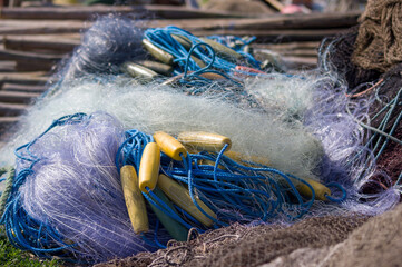 Splątane plastikowe sieci rybackie połowowe	
