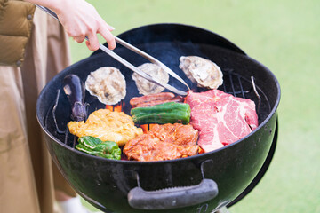BBQを楽しむ女性