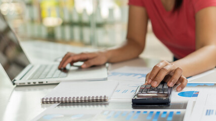 Obraz na płótnie Canvas The accountant is pressing the calculator to calculate. The company's profitable finance