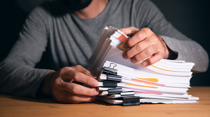 Obraz premium man working in stack of paper