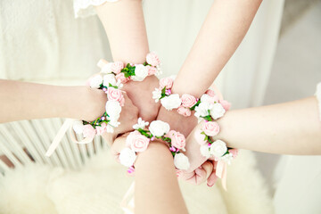 Obraz na płótnie Canvas I'm collecting flower bracelets on my wrist at the Bridal party. selective focus.