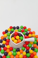 白い容器に入れられたカラフルな球体