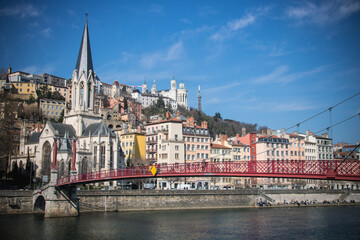 Fototapeta premium vue sur la colline de Fourvière et l'église Saint-Georges à Lyon depuis les quais de saône