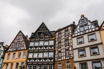 Fototapeta premium Cochem, Altstadt, Altstadthäuser, Fachwerkhäuser, Mosel, Fluss, Schifffahrt, Stadt, Moselpromenade, Weinberg, Terrassenmosel, Rheinland-Pfalz, Frühling, Deutschland