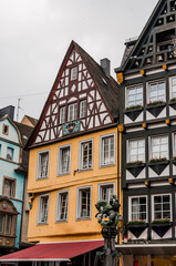 Fototapeta premium Cochem, Altstadt, Altstadthäuser, Fachwerkhäuser, Mosel, Fluss, Schifffahrt, Stadt, Moselpromenade, Weinberg, Terrassenmosel, Rheinland-Pfalz, Frühling, Deutschland