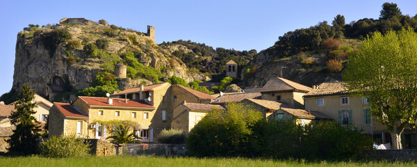 Panoramique Mornas (84550) au pied des roches de son château, département du Vaucluse en région Provence-Alpes-Côte-d'Azur, France - obrazy, fototapety, plakaty