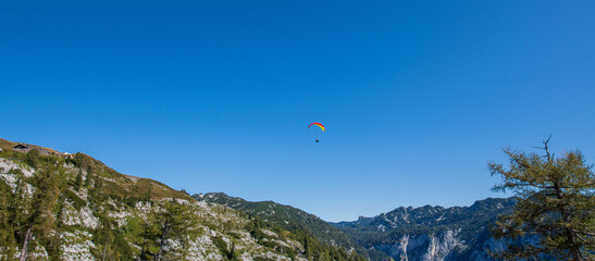 Gleitschirmspringer auf dem Loser über Altaussee, Steiermark, Österreich - breites Panorama, Banner, Header mit viel textfreiraum