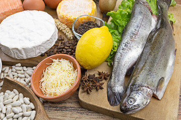 poisson frais et fromage sur une table