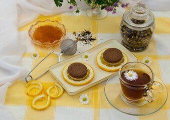 tisana con biscotti