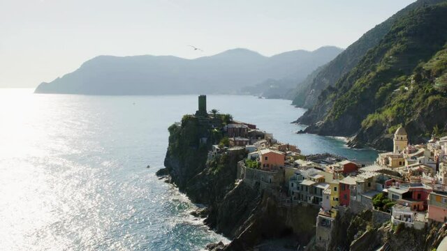 Houses on cliff of the Vernazza village, popular destination for tourism in Cinque Terre National Park, a UNESCO World Heritage Site, Vernazza, Liguria, Italy