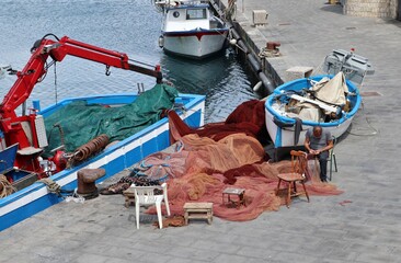 Cetara - Pescatore sul pontile del Porto - obrazy, fototapety, plakaty
