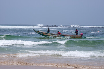 Fototapeta premium Barca de pesca navegando en la costa de Yoff en Dakar, Senegal