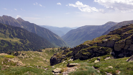 Vistas desde las altas montañas del Alto Pirineo Catalán, con vistas al fondo del Lago del Puerto...