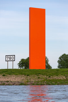 Landmarke Rheinorange an der M&uuml;ndung der Ruhr in den Rhein bei Rheinkilometer 780