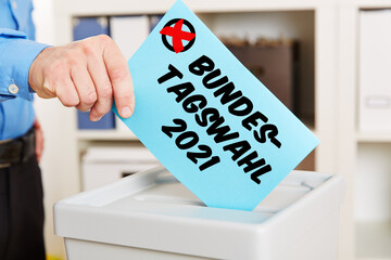 Hand beim Wählen für Bundestagswahl 2021