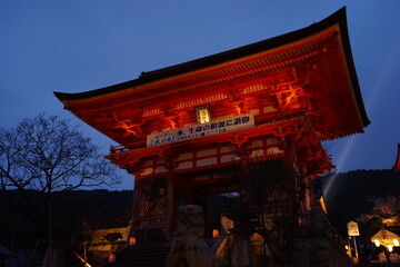 Nio-mon Gate of Kiyomizu-dera Temple at night in Kyoto prefecture, Japan - 日本 京都 清水寺...