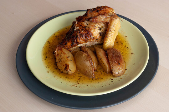 Pollo rustido con patatas al horno. Concepto comida casera de pueblo.
