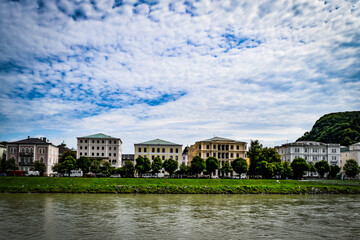 Fototapeta premium ザルツブルク、ザルツァッハ川周辺の情景