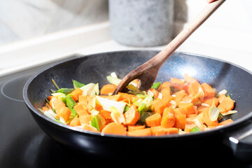 Karotten und Lauchzwiebeln in der Pfanne
