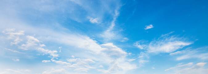 fond de ciel bleu panorama avec des nuages blancs