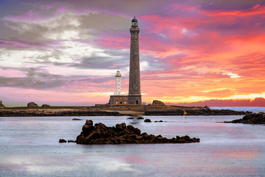 Plouguerneau. Coucher de soleil sur le phare de l'ile Vierge. Finist&egrave;re. Bretagne	