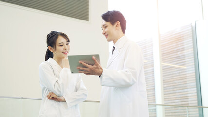 相談する白衣の男女　医師　科学者