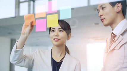 ミーティングするビジネスパーソン　ブレインストーミング