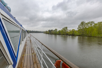 Fototapeta na wymiar River landscape on a May day in cloudy rainy weather. Moscow river, Russia