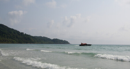Fototapeta na wymiar Boat sails from the paradise coconut island