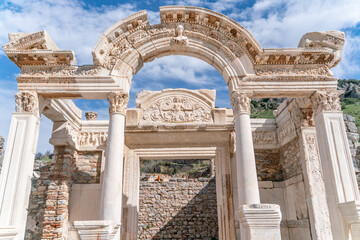 Fototapeta premium Celsus Library in Ephesus in Selcuk (Izmir), Turkey. Marble statue is Sophia, Goddess of Wisdom, at the Celcus Library at Ephesus, Turkey. The ruins of the ancient antique city.
