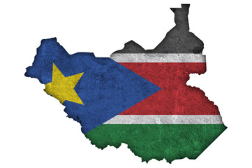 Karte und Fahne von Südsudan auf verwittertem Beton