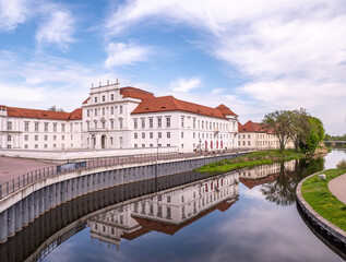 Fototapeta premium Blick auf das Barockschloss in Oranienburg an der Havel