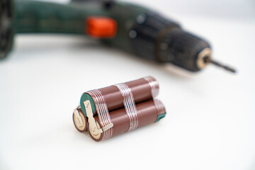 Replacing battery pack in screwdriver with new ones. Focus on battery assembly