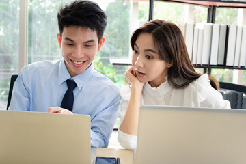 Obraz premium Workteam discussing new project in office.