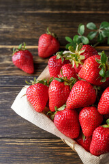 籠に盛られた採れたての苺