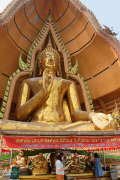 Temple of the cave of the tiger (Wat Tham Khao Noi).Golden Buddha.Tourists visiting the temple