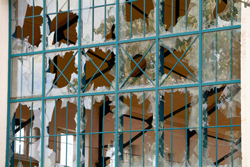 Glasbruch an einem Abbruchhaus