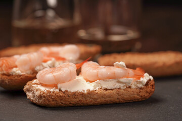 Vino bianco nel bicchiere e tartine a merenda
