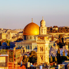 Fototapeta premium The Dome of the Rock, Islamic shrineand Al-Ghawanimah Minaret (Bani Ghanim Minaret), Temple Mount in the Old City of Jerusalem, and the rooftops of the old town houses on sunset