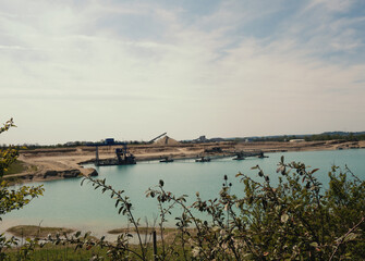 Extraction du gravier dans une carrière en exploitation.

