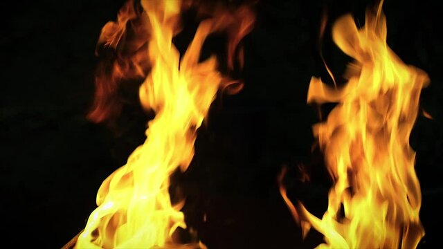 Ruhig brennendes Feuer und Flammen vor schwarzem Hintergrund