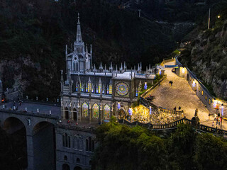 Fototapeta na wymiar Las Lajas Cathedral between two mountains and a river