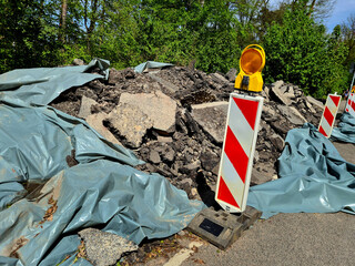 haufen von asphalt von einer baustelle an einer straße