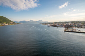 Naklejka na ściany i meble Panorama von der Brücke in Tromso